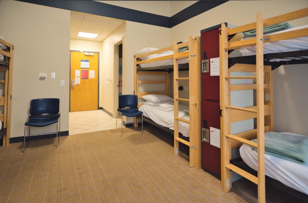 HI Chicago Hostel - Cama En El Baño De 8 Camas Para Mujeres