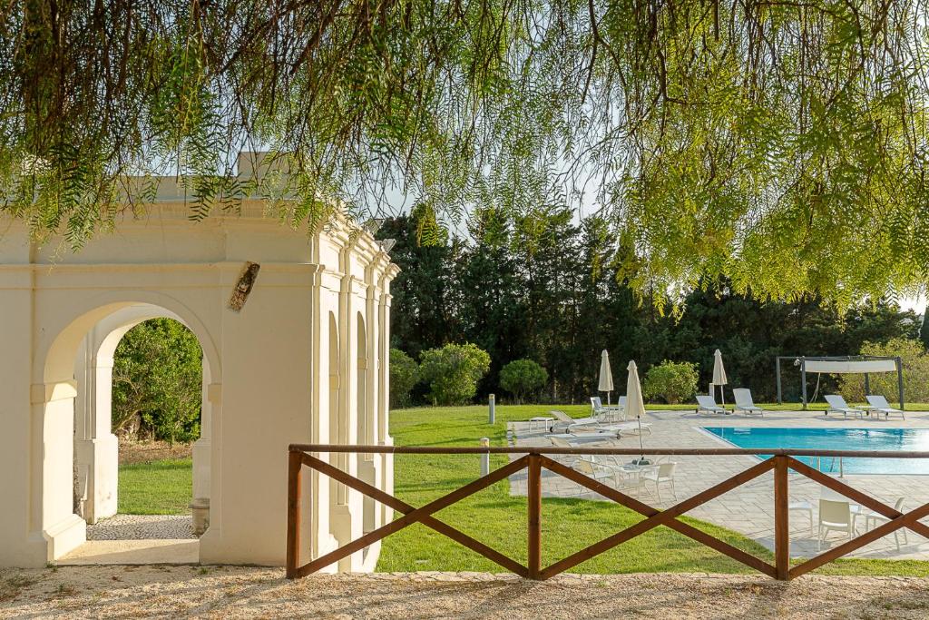 Bazén v ubytování Hotel Villa Calandrino nebo v jeho okolí