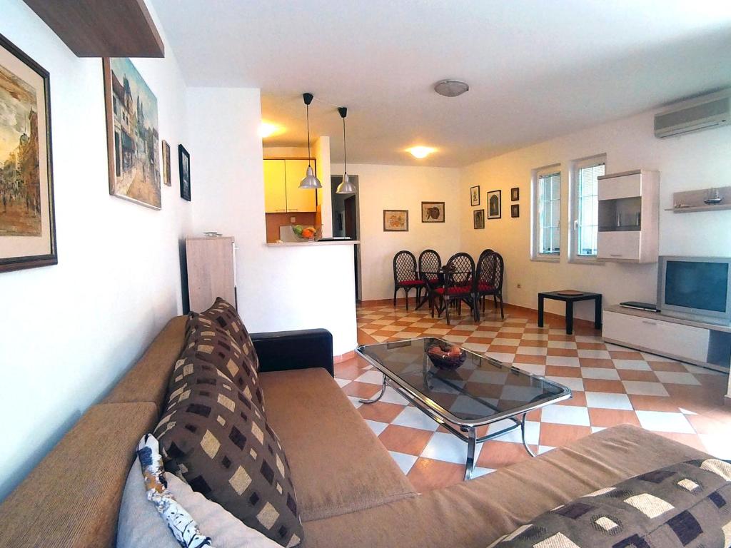 a living room with a couch and a table at Green Apartman in Rafailovici