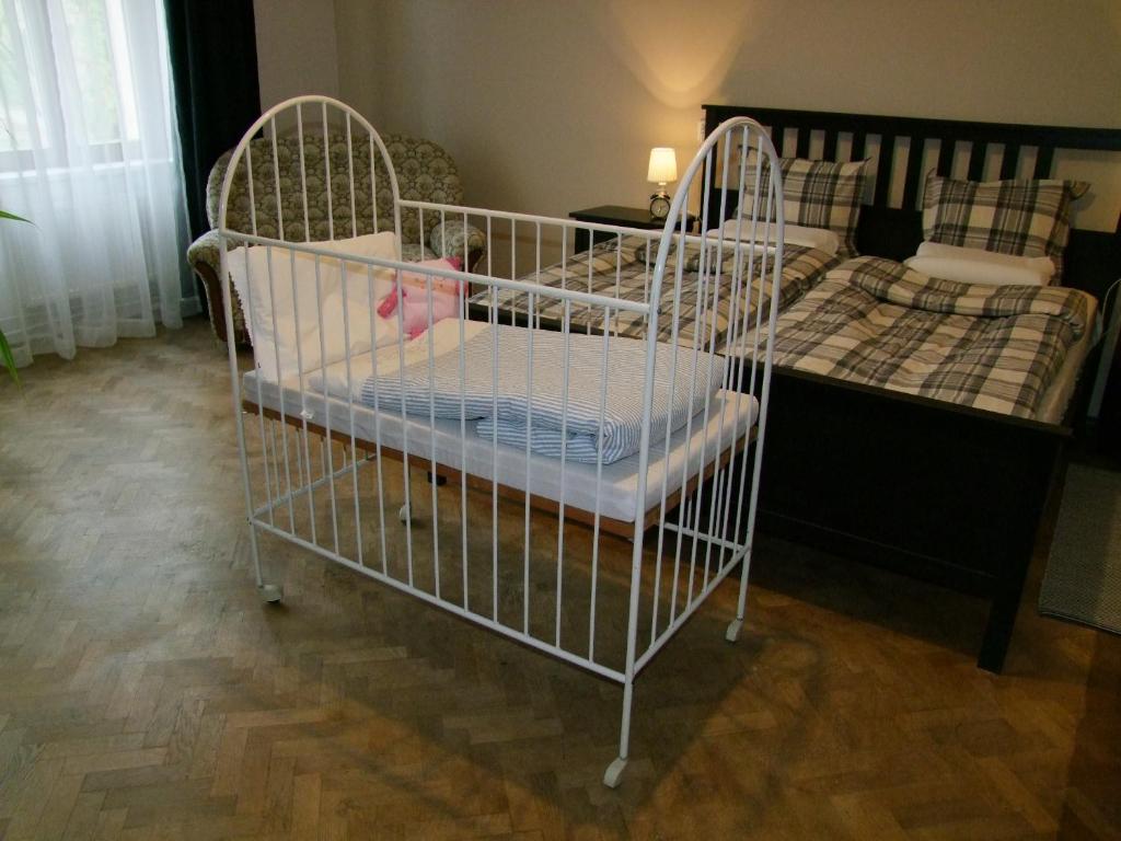 łóżeczko dziecięce w pokoju z łóżkiem w obiekcie Apartmán pod rozhlednou w mieście Roudnice nad Labem