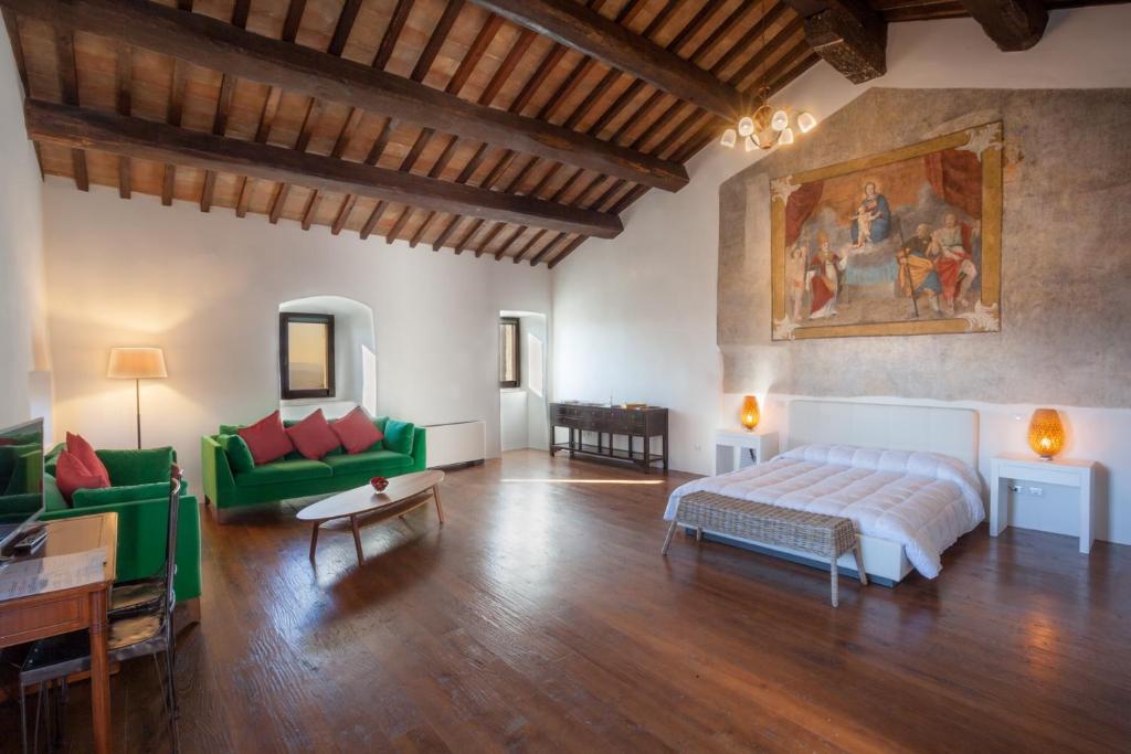 sala de estar amplia con cama y sofá en Il Castello di Campello, en Campello sul Clitunno