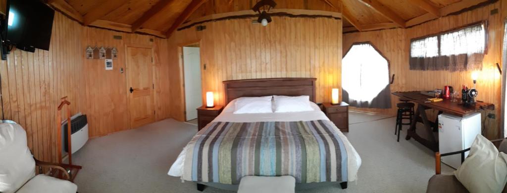 Uma cama ou camas num quarto em Cabañas y Casa Kauken