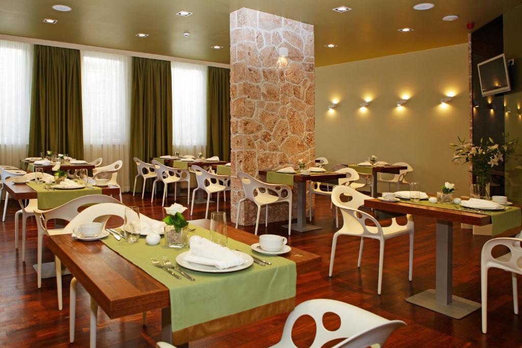 Restoran või mõni muu söögikoht majutusasutuses Boutique Hotel Bol