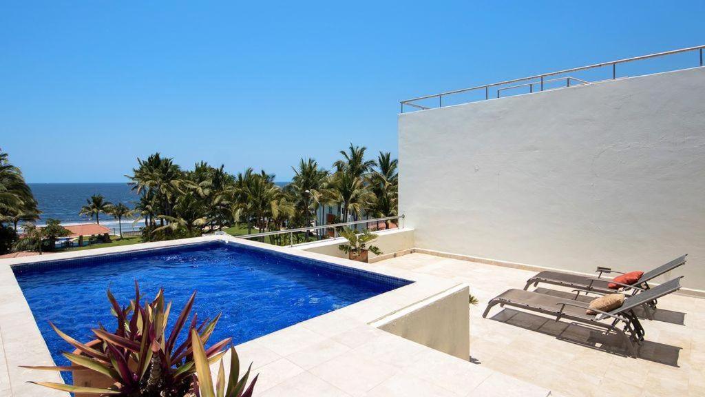 Nitta 2 bedroom-Ocean and Sunset Views with large deck and small dipping pool