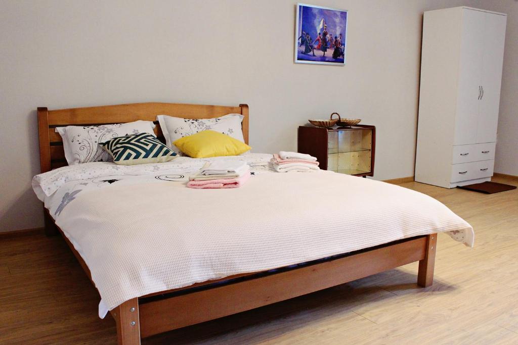 トビリシにあるKacharava apartmentsの白いシーツと枕が備わったベッドのある寝室