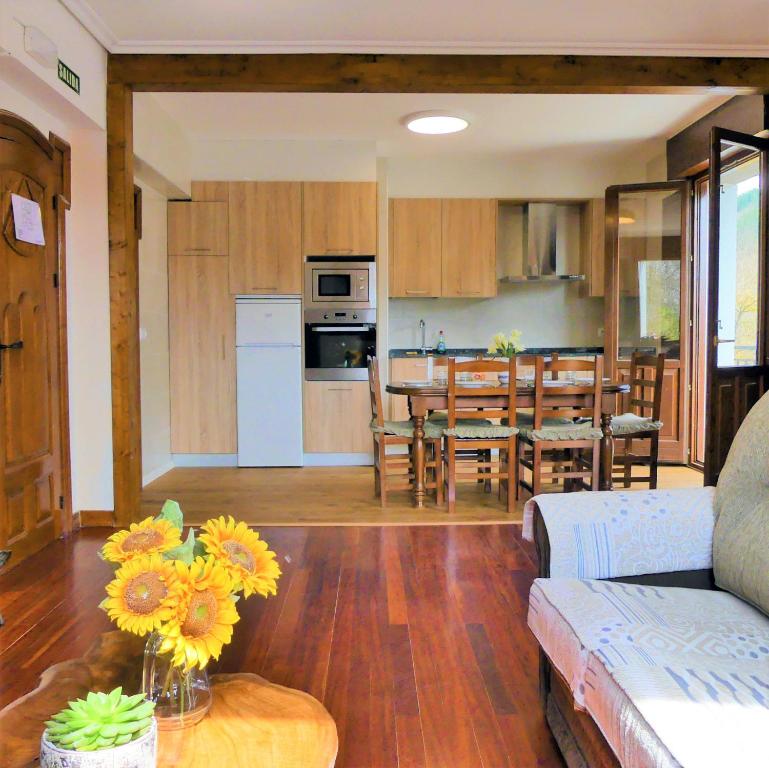 Kuchyň nebo kuchyňský kout v ubytování Casa rural Bidezarra a los pies de la selva de Irati