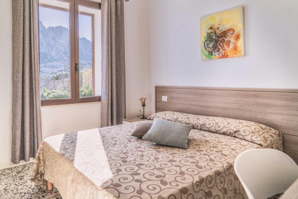 una camera con letto e finestra di B&B Da Nicoletta a San Pantaleo