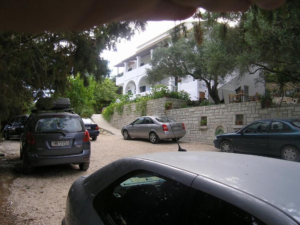 eine Gruppe von Autos, die auf einem Parkplatz geparkt sind in der Unterkunft Villa Anneta in Vitalades