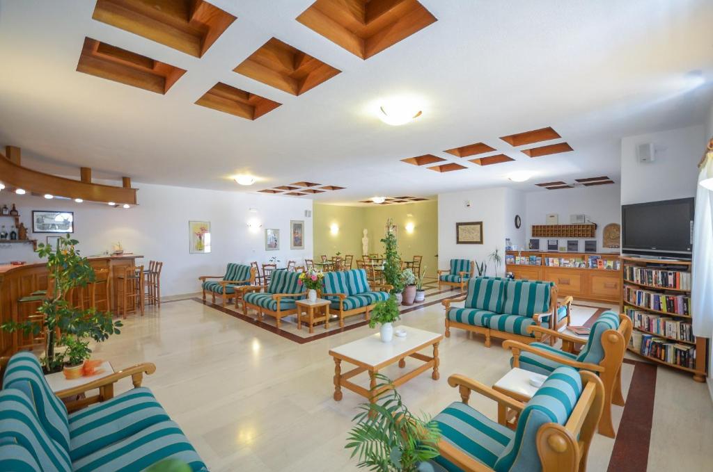 Televízia a/alebo spoločenská miestnosť v ubytovaní Proteas Hotel & Suites