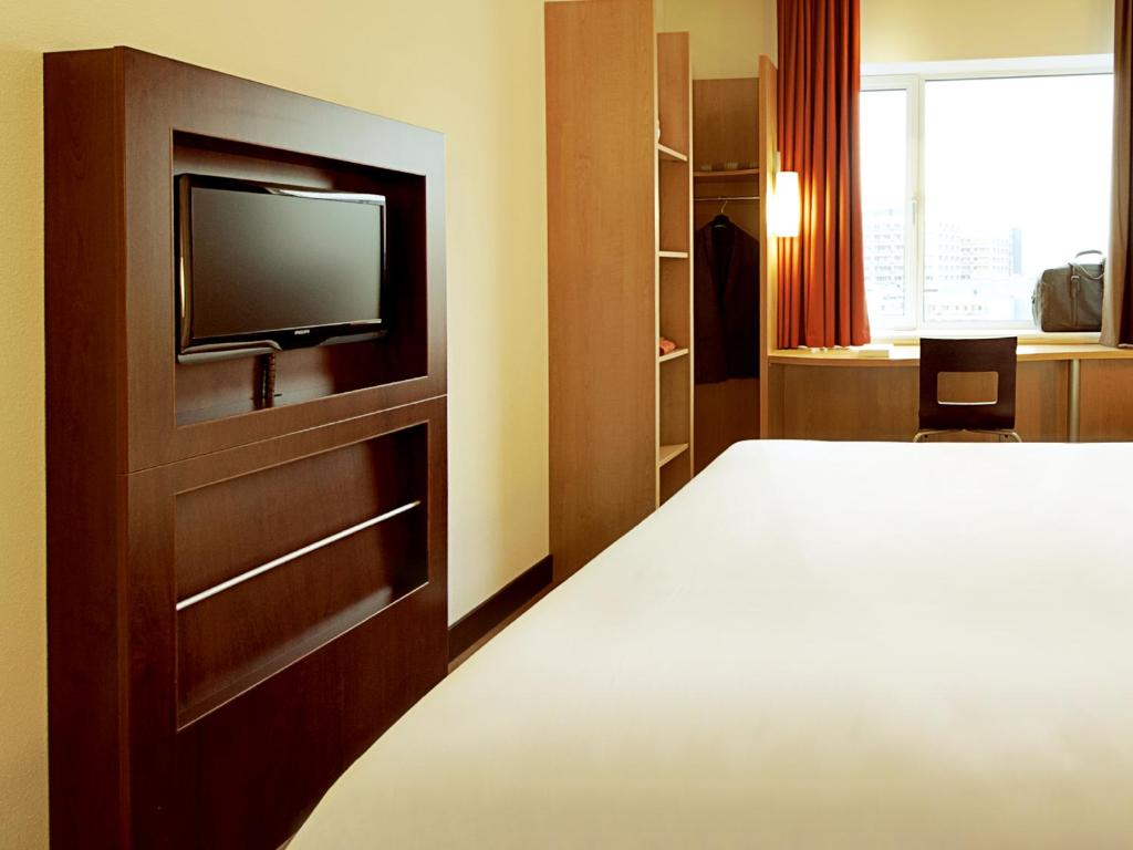 Uma televisão e/ou sistema de entretenimento em Hotel ibis Lisboa Jose Malhoa