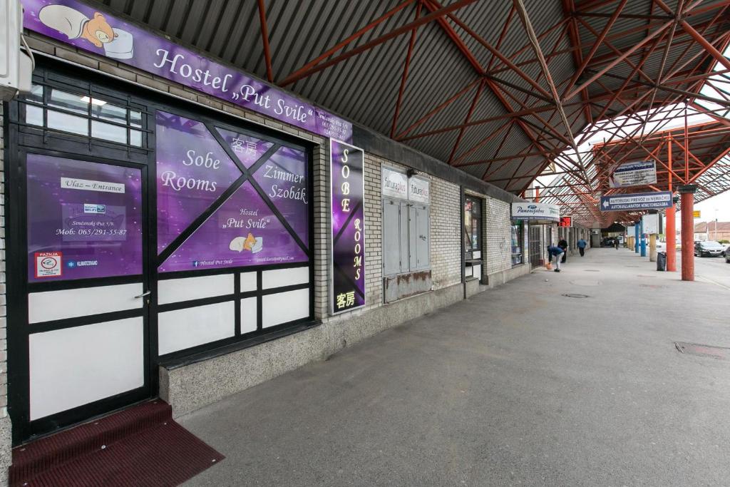 un edificio con un cartello che dice "negozio di sale dell'hotel" di Hostel Put Svile a Subotica