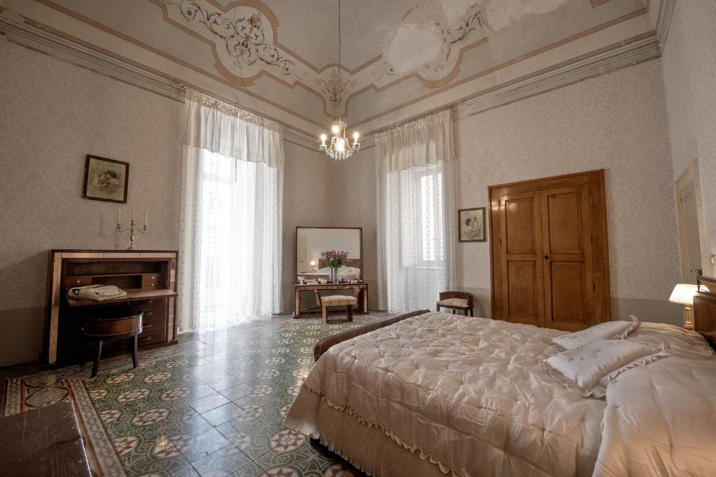 ジョヴィナッツォにあるPalazzo Framarino dei Malatestaのベッドルーム1室(ベッド1台、デスク付)