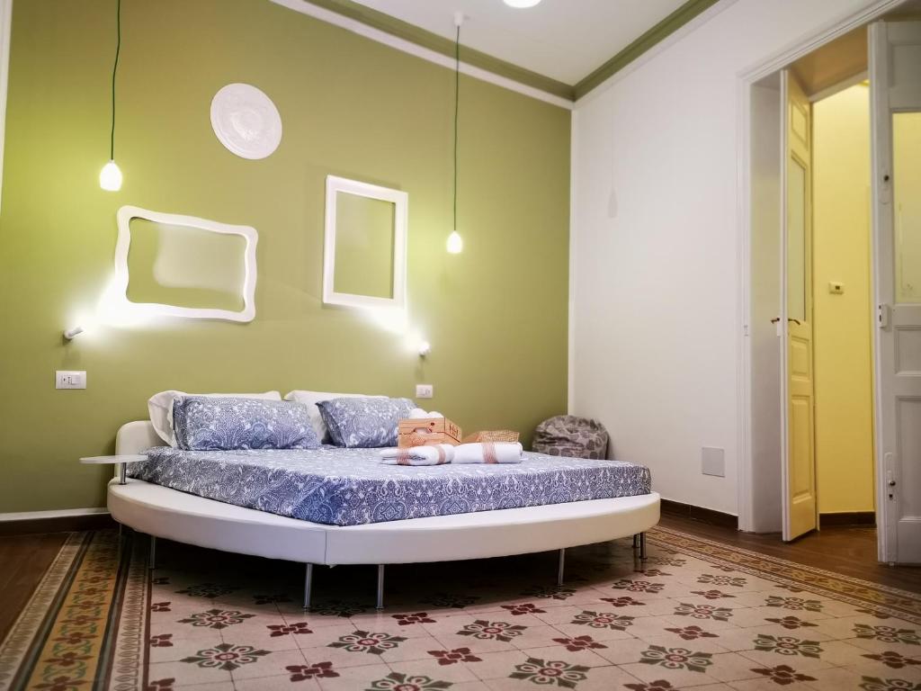 A bed or beds in a room at Suite Inn Centro Dimora Storica