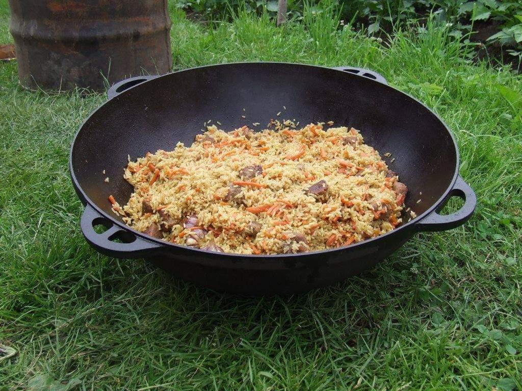 a pan filled with food on the grass at Садиба Там де гори in Krivorovnya
