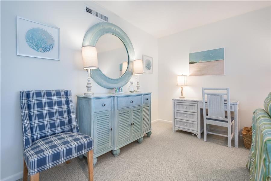 ein Ankleidezimmer mit blauer Kommode und einem Spiegel in der Unterkunft Sea Oats 321 Apartment in Boca Grande