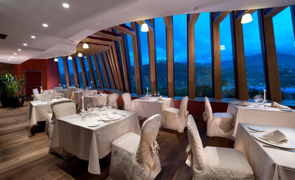 Restaurace v ubytování Bouganville Hill Resort & Wellness Space