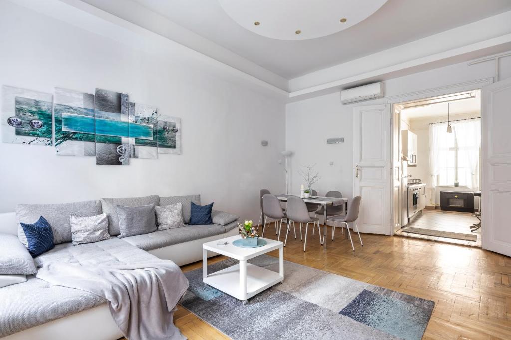 Een zitgedeelte bij Prime Home Midtown Budapest