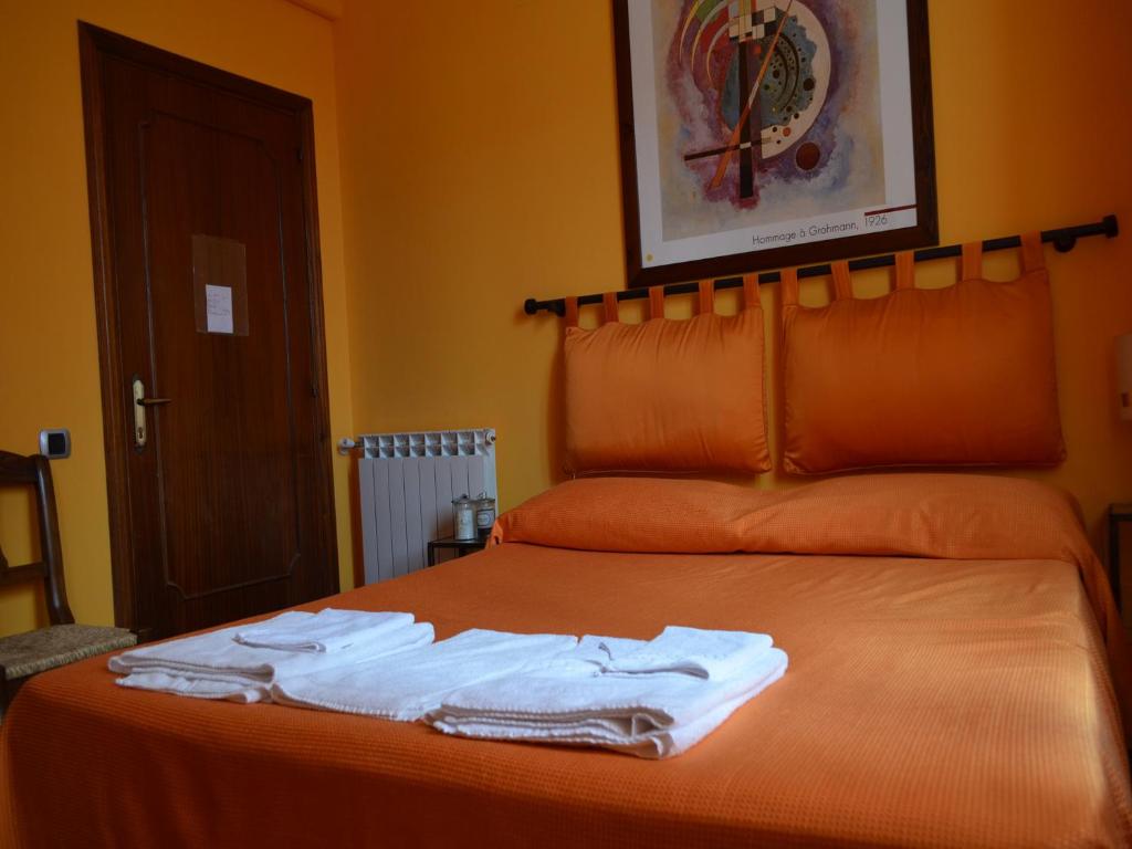 a bed with two towels sitting on top of it at Il Giardino di Venere in Terni