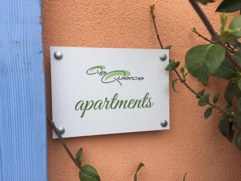 a sign on a wall with the words space apartments at Le Querce Apartments in Ronchi