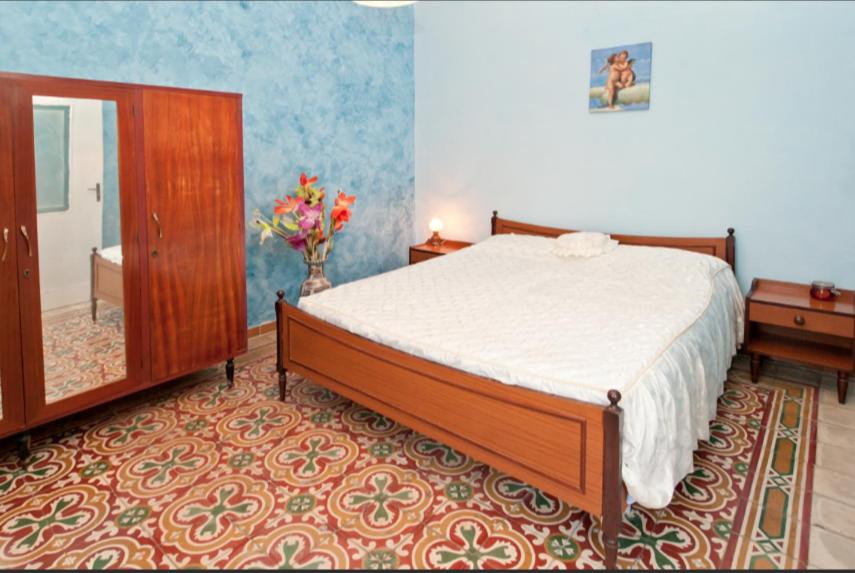 um quarto com uma cama, uma cómoda e um espelho em Shaka guest house em Giba