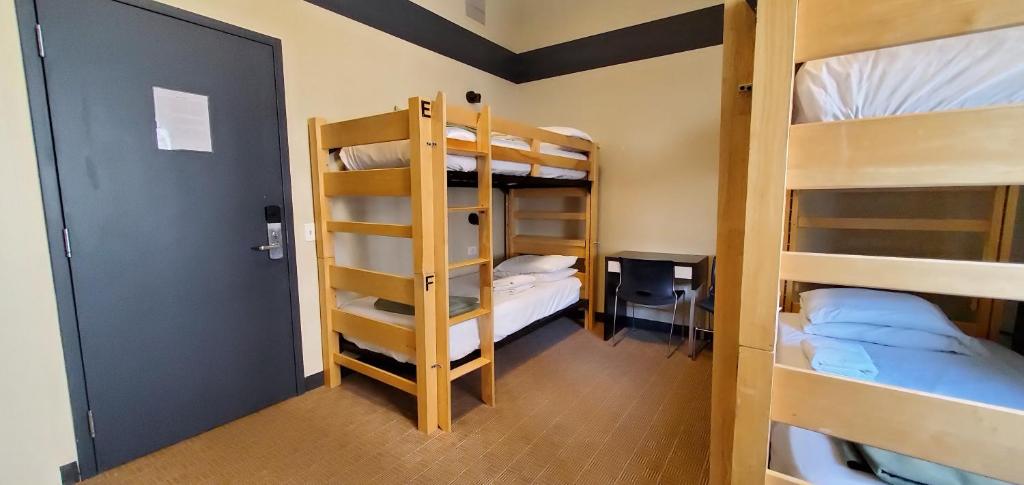 HI Chicago Hostel - Кровать в общежил