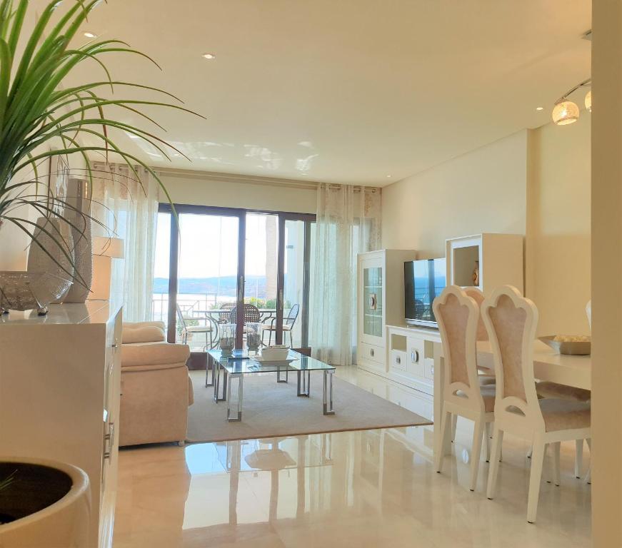 Televízia a/alebo spoločenská miestnosť v ubytovaní LUXURY APARTMENT FRONTAL TO THE SEA IN ESTEPONA DONCELLA BEACH