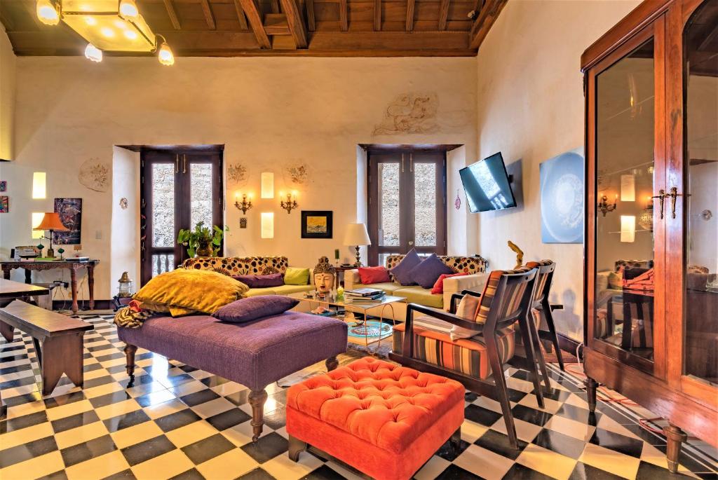 un soggiorno con divano e tavolo di Casa San Pedro - Exclusive 3BR Colonial Apt in Centro Historico by Huespedia a Cartagena de Indias