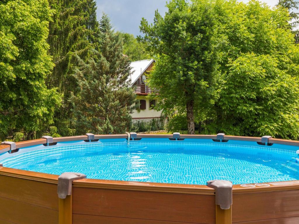 ein großer Pool vor einem Haus in der Unterkunft House Adrijana in Bribir