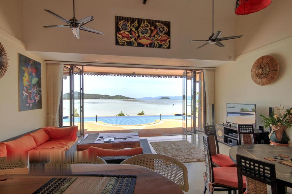 een woonkamer met uitzicht op de oceaan bij 5 Bedroom Seafront Villa Phangan SDV231-By Samui Dream Villas in Srithanu