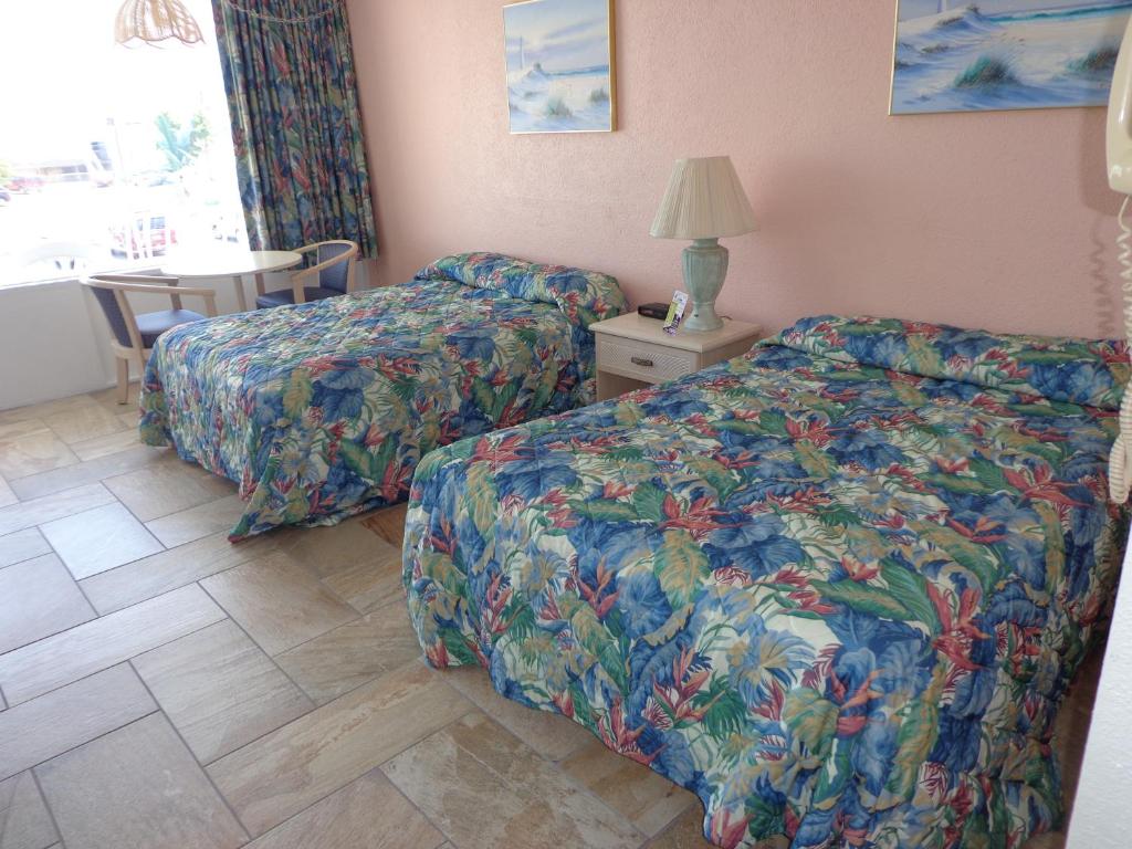 Postel nebo postele na pokoji v ubytování Quarterdeck Motel