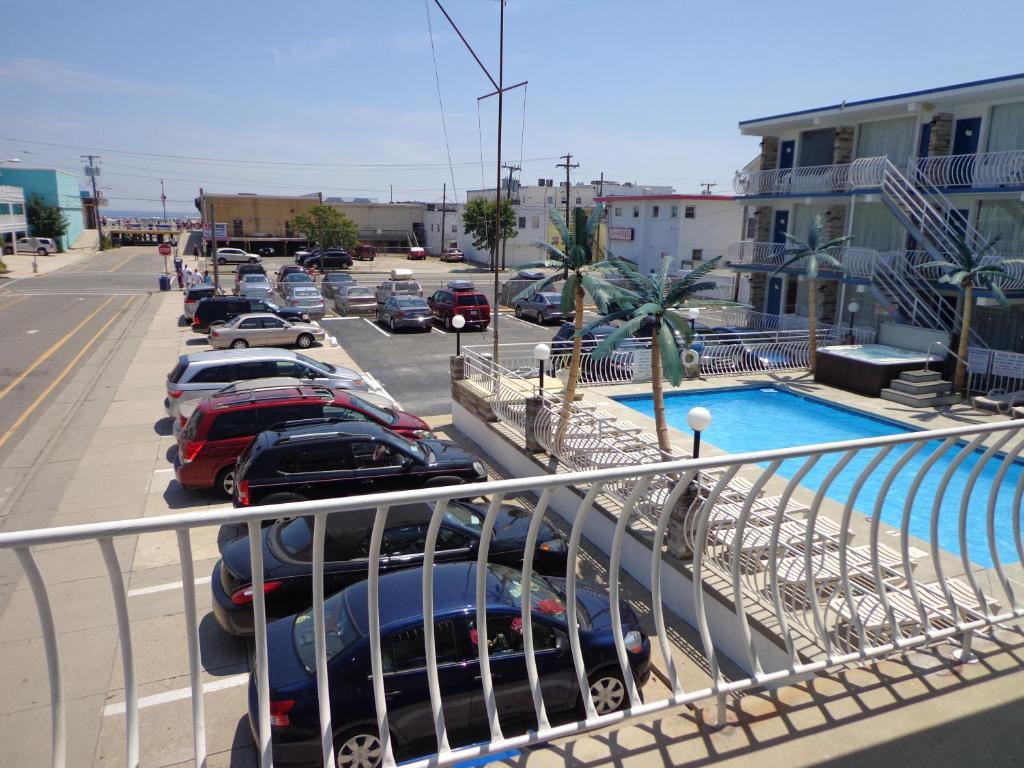 Bazén v ubytování Quarterdeck Motel nebo v jeho okolí