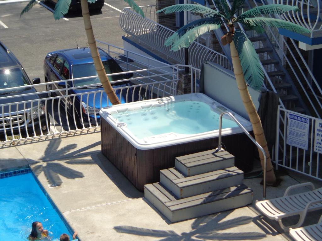 Bazén v ubytování Quarterdeck Motel nebo v jeho okolí