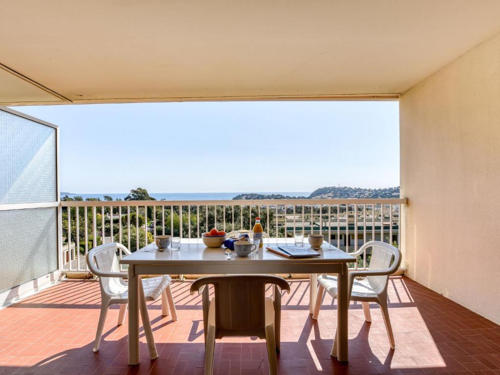 einen Tisch und Stühle auf einem Balkon mit Aussicht in der Unterkunft Apartment Les Mimosas-1 by Interhome in Cavalaire-sur-Mer