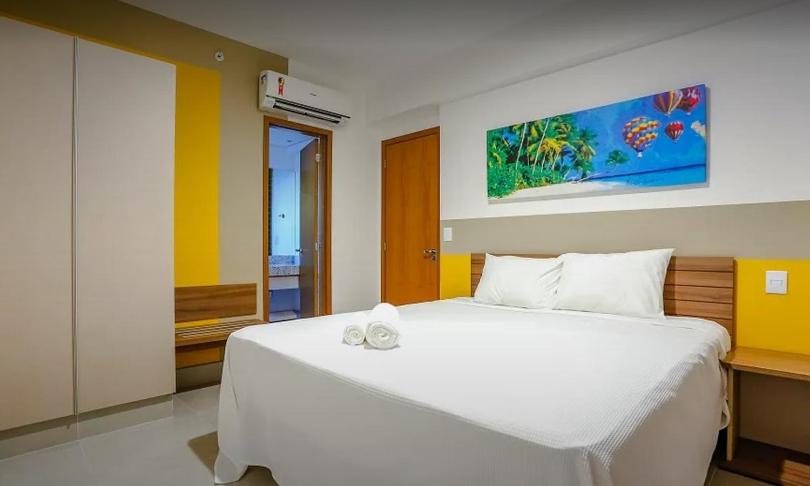 a bedroom with a large white bed in a room at Apartamento em Resort de Olimpia in Olímpia