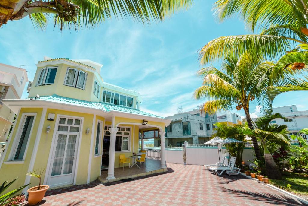 Bella Guesthouse Charming Beachfront Stay - 14