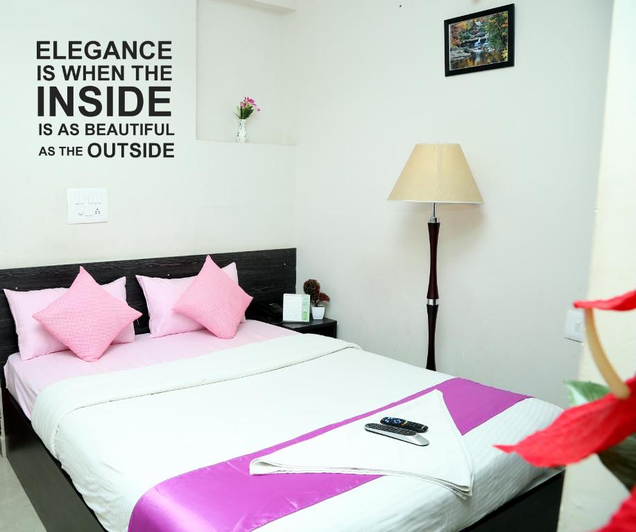 班加罗尔Orange Corner, Near Kempegowda Airport, Airport Pickup And Drop Available 24x7的一间卧室配有带粉红色枕头的床