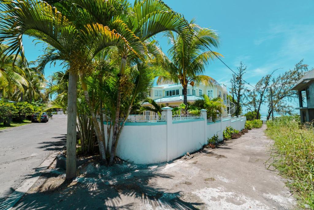 Bella Guesthouse Charming Beachfront Stay - 11