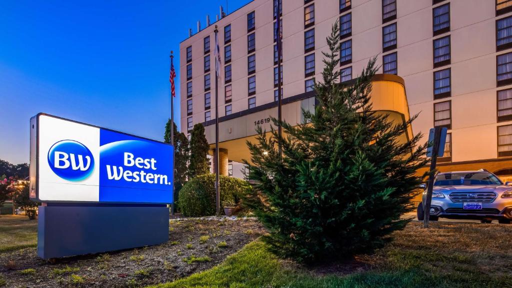 una señal para un mejor hotel occidental frente a un árbol de Navidad en Best Western Potomac Mills, en Woodbridge
