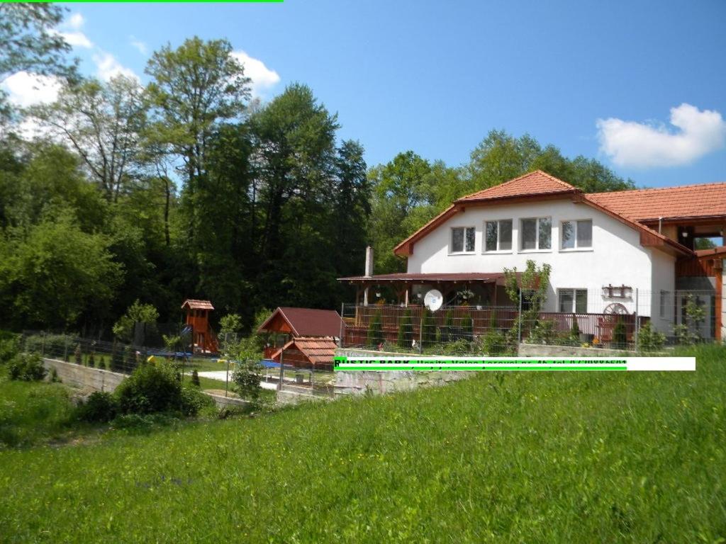 una casa blanca con una valla delante en YOYO Zurli Park en Reşiţa