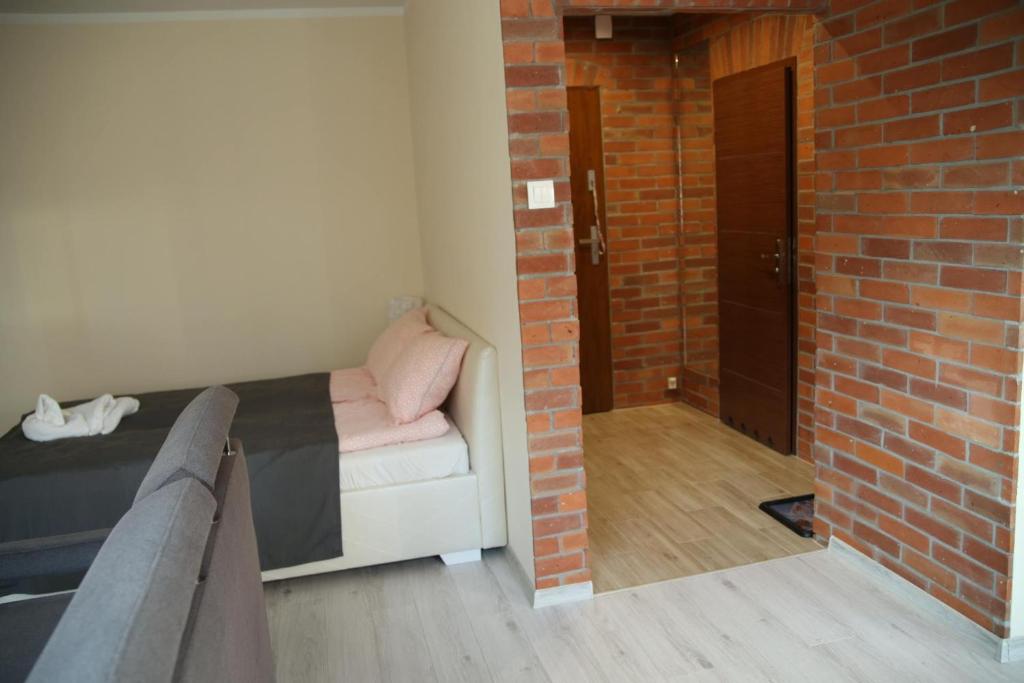 Łóżko lub łóżka w pokoju w obiekcie ALIBI Apartament Boleslawiec