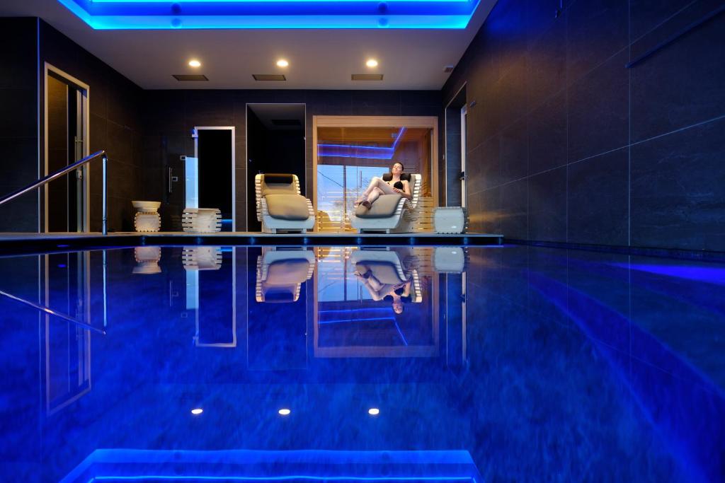 Bazén v ubytování Albergo Moderno & Spa nebo v jeho okolí
