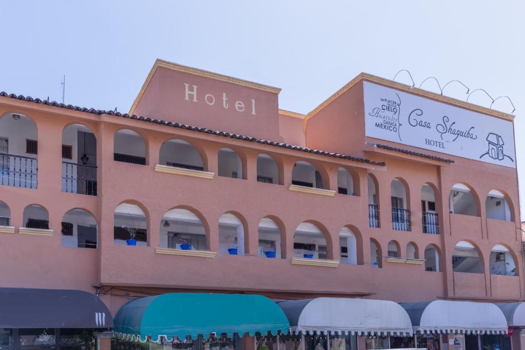 un hotel con un cartel en el costado en Casa Shaguibá en Santa Cruz Huatulco