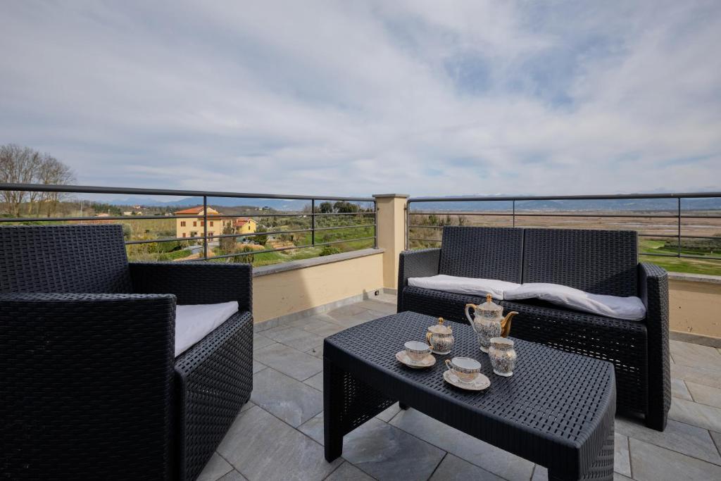 un patio con 2 sillas y una mesa en el balcón en La terrazza del Bimbo en Fucecchio