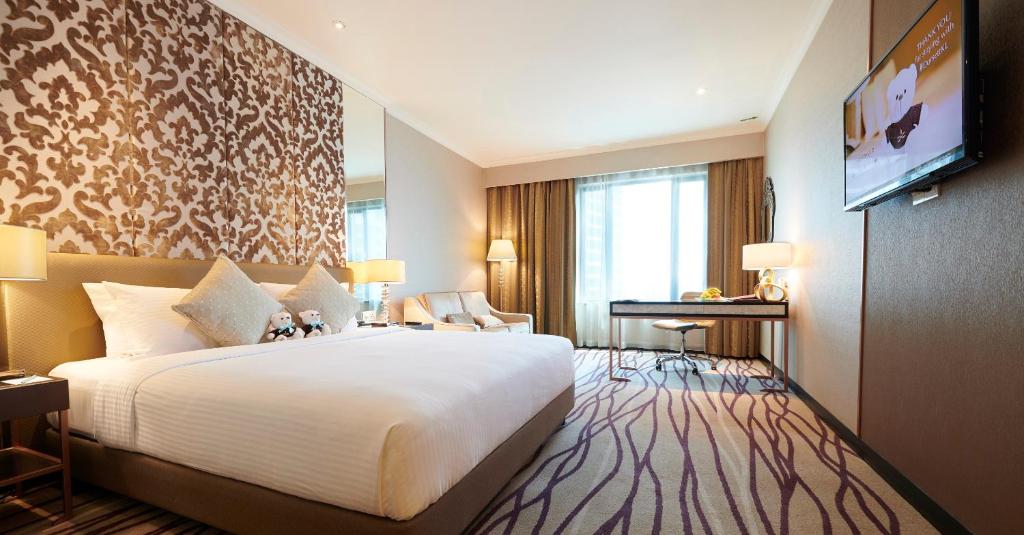 Una habitación de hotel con una cama y un televisor de pantalla plana. en Dorsett Kuala Lumpur, en Kuala Lumpur