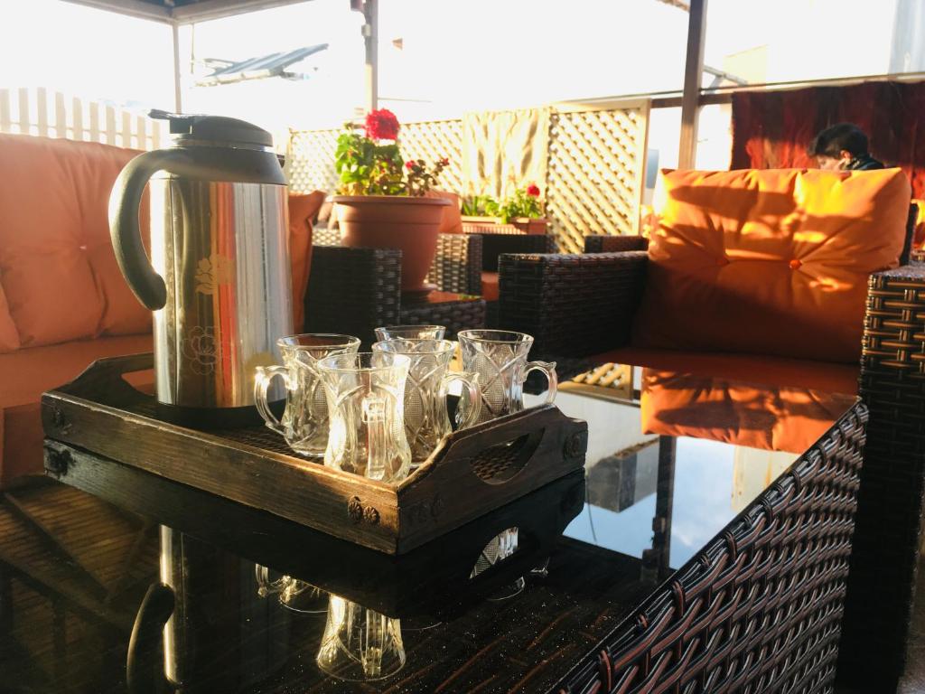 Příslušenství pro přípravu čaje a kávy v ubytování Madaba Hotel