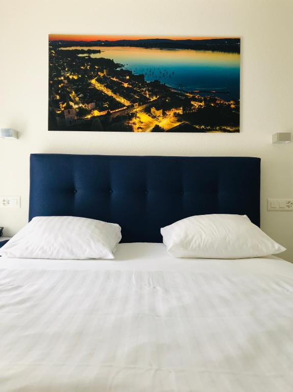 Postel nebo postele na pokoji v ubytování Hotel Murtenhof & Krone