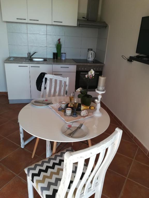 a white table and chairs in a kitchen at Guesthouse Porec in Poreč