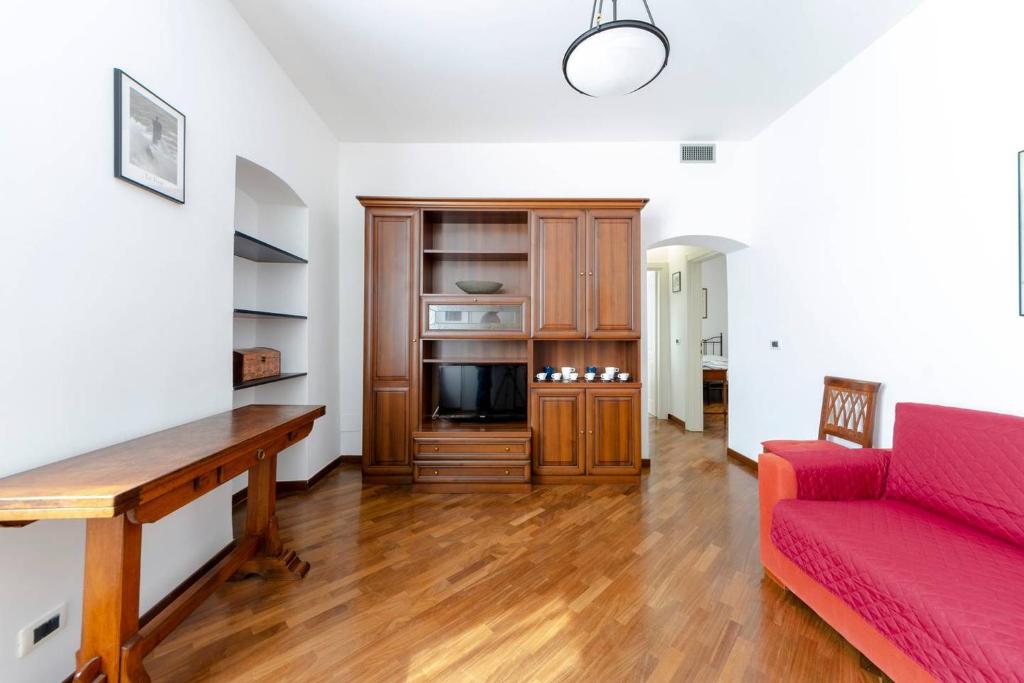 ein Wohnzimmer mit einem Sofa und einem Tisch in der Unterkunft JOIVY Apartment for 4 near the Port of Genoa in Genua
