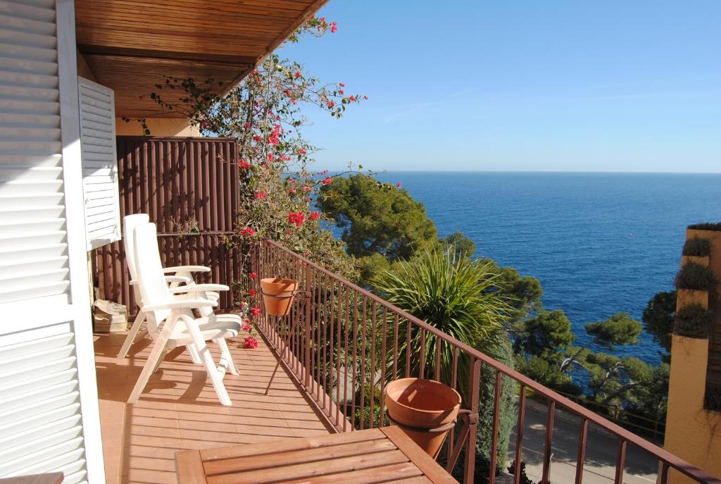 Un balcón con sillas y vistas al océano. en Mistral - 322, en Llafranc