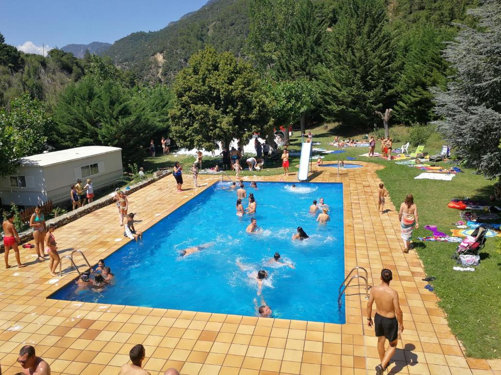 Bazén v ubytování Bungalows Pont d'Ardaix nebo v jeho okolí